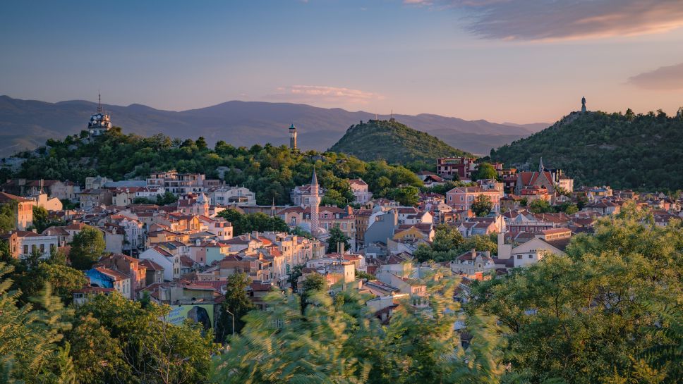 Ländliche Stadt in Bulgariens Bergen mit idyllischer Aussicht