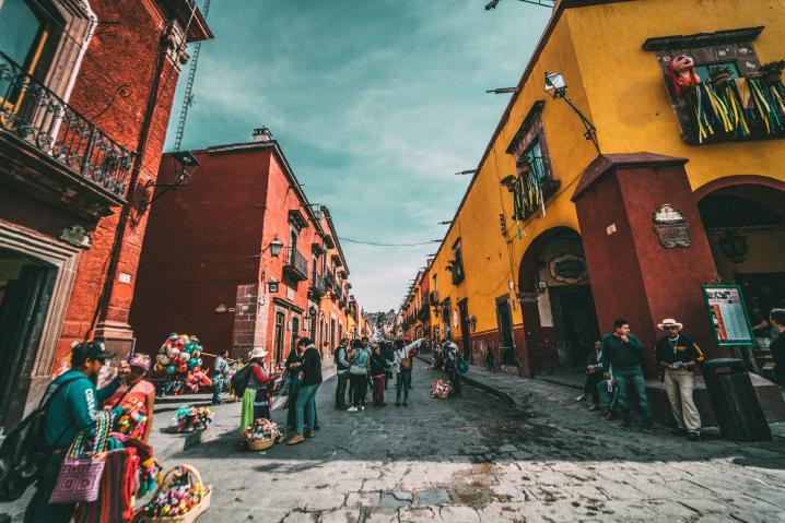 Belebte Innenstadt mit farbenfrohen Häusern und Straßenhändlern in San Miguel